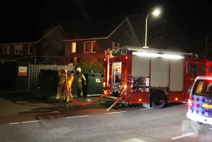 Brandweer blust brand in kledingcontainer