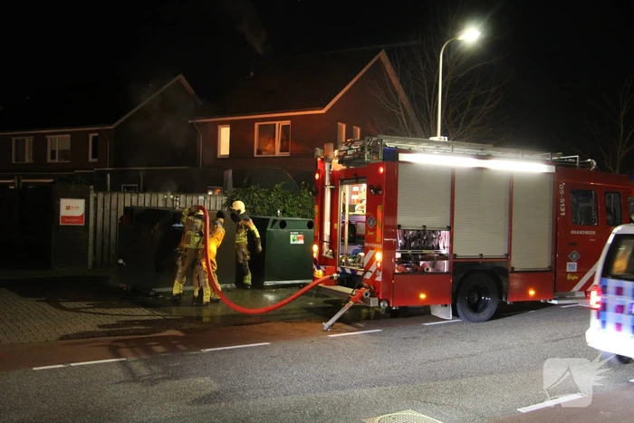 Brandweer blust brand in kledingcontainer