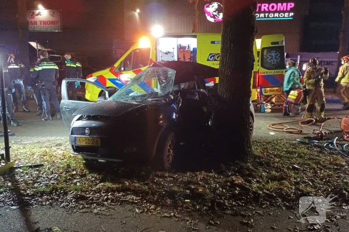 Automobilist ernstig gewond bij botsing tegen boom