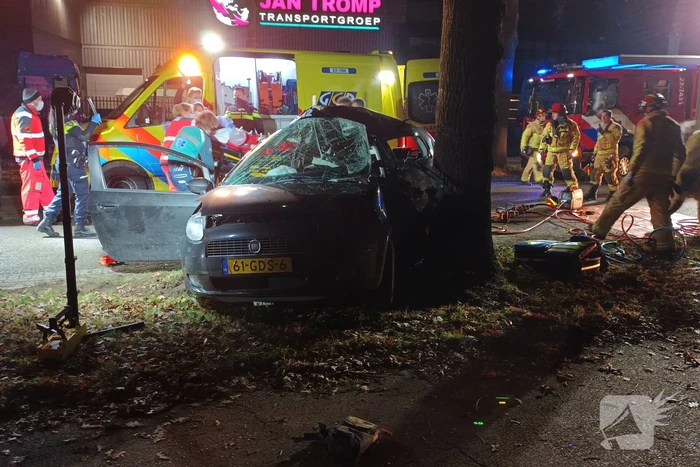 Automobilist ernstig gewond bij botsing tegen boom