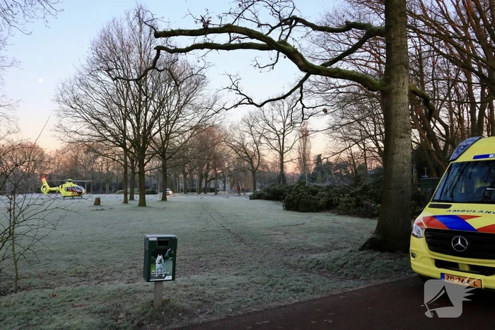 Traumahelikopter geland voor man op fietspad
