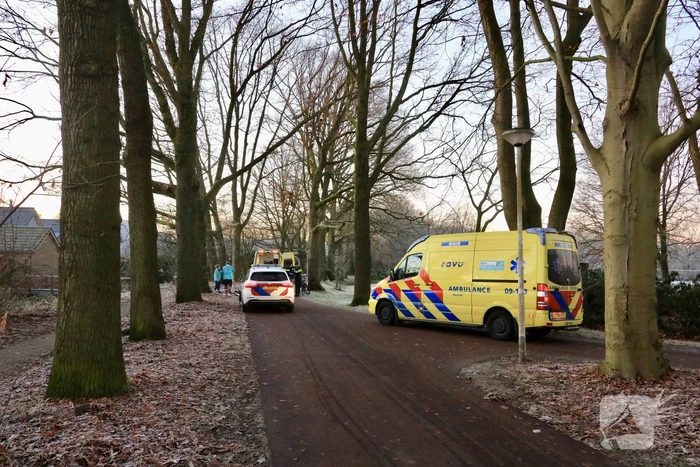 Traumahelikopter geland voor man op fietspad