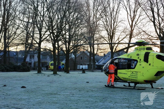 Traumahelikopter geland voor man op fietspad