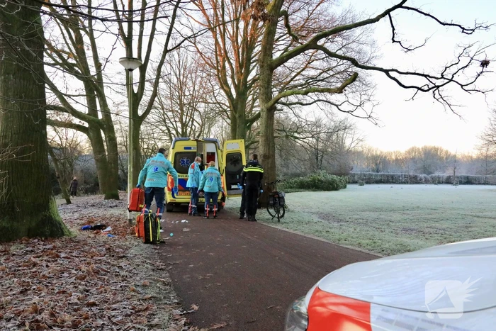 Traumahelikopter geland voor man op fietspad