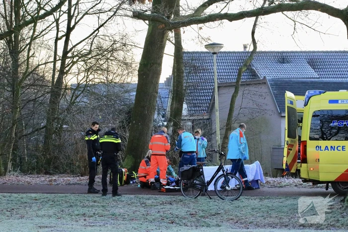 Traumahelikopter geland voor man op fietspad