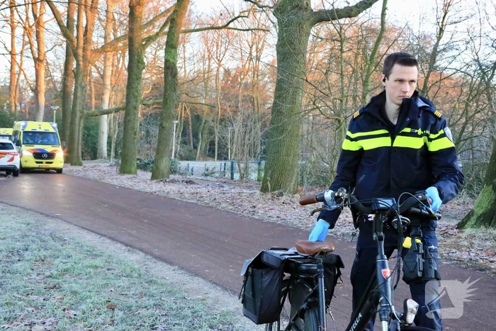 Traumahelikopter geland voor man op fietspad