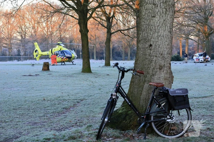 Traumahelikopter geland voor man op fietspad
