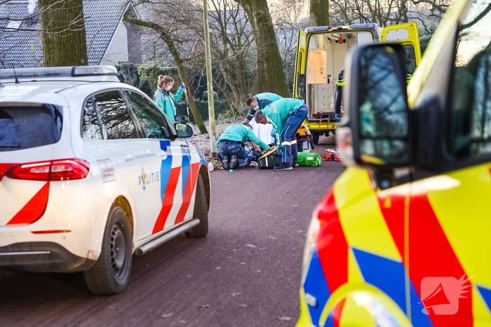 Traumahelikopter geland voor man op fietspad