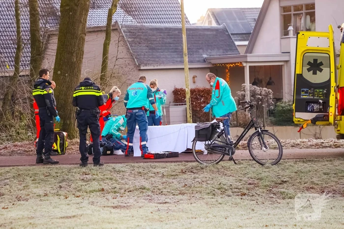 Traumahelikopter geland voor man op fietspad