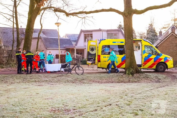 Traumahelikopter geland voor man op fietspad
