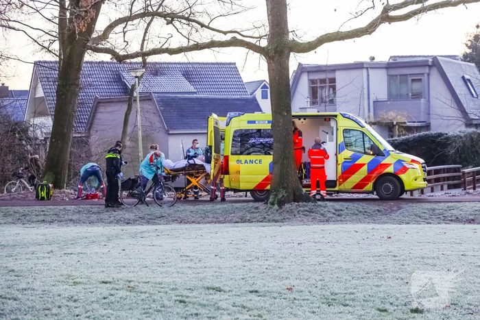 Traumahelikopter geland voor man op fietspad