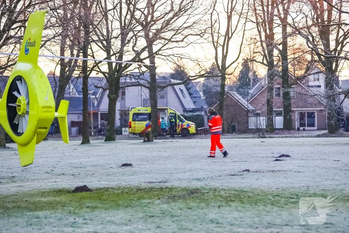 Traumahelikopter geland voor man op fietspad
