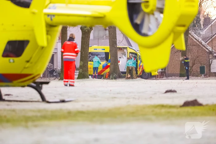 Traumahelikopter geland voor man op fietspad