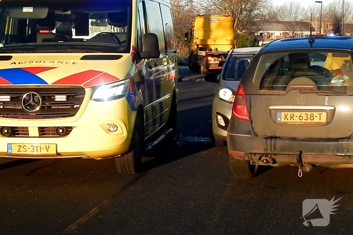 Schade bij botsing tussen twee auto's