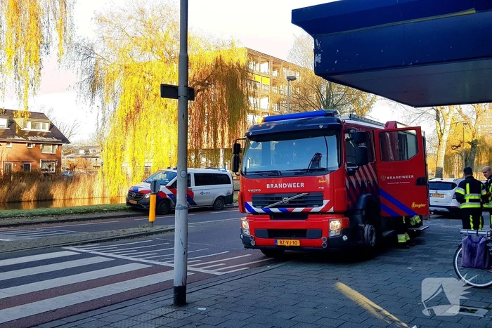 Brandweer doet onderzoek naar rook uit flatwoning