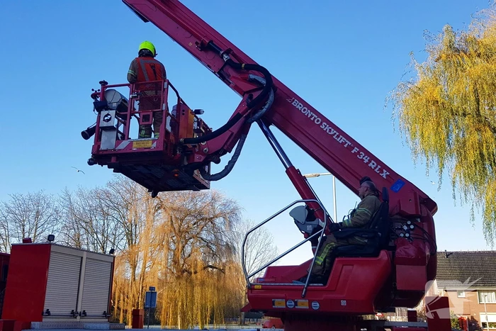 Brandweer doet onderzoek naar rook uit flatwoning