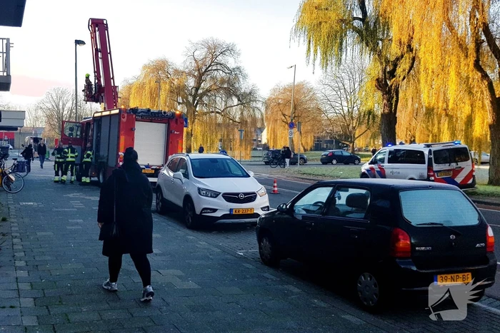Brandweer doet onderzoek naar rook uit flatwoning