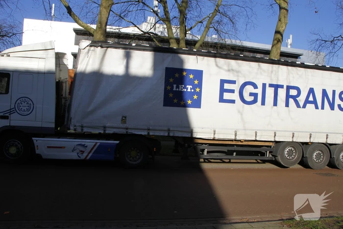 Vrachtwagen rijdt met oplegger tegen spoorbrug