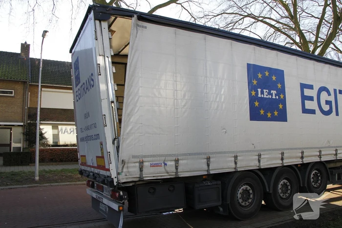 Vrachtwagen rijdt met oplegger tegen spoorbrug
