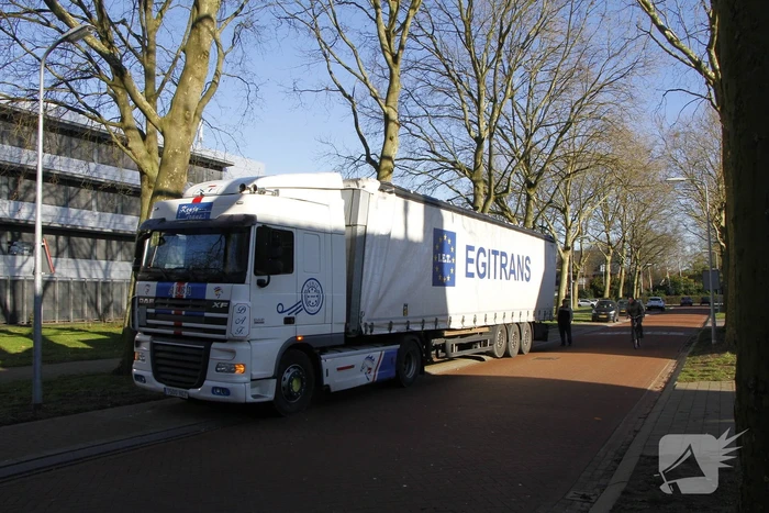 Vrachtwagen rijdt met oplegger tegen spoorbrug