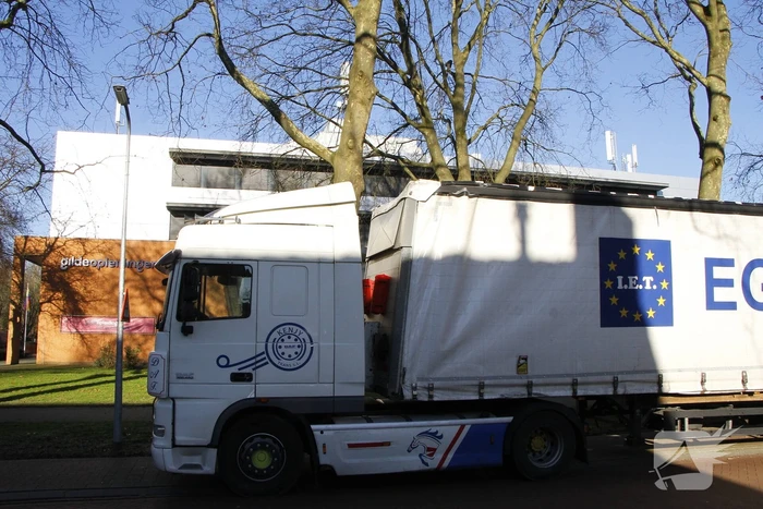 Vrachtwagen rijdt met oplegger tegen spoorbrug