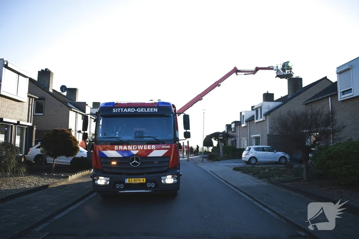 Brandweer veegt schoorsteen na brand