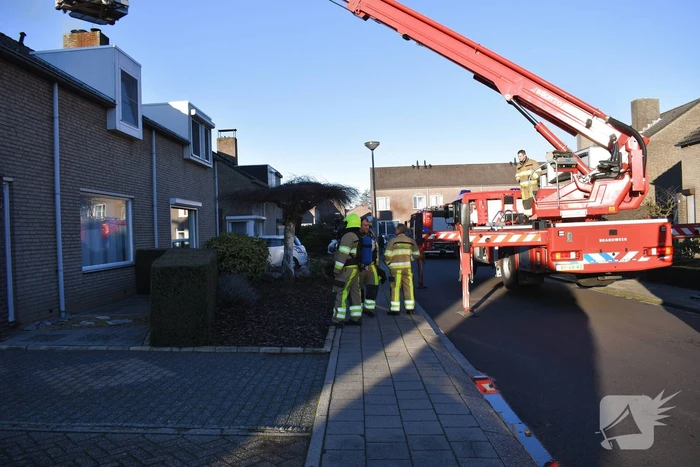Brandweer veegt schoorsteen na brand