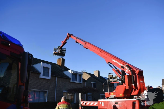 Brandweer veegt schoorsteen na brand