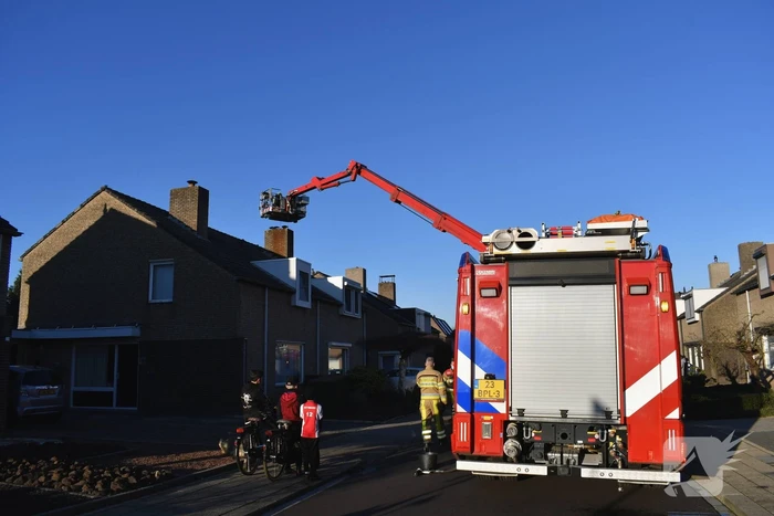 Brandweer veegt schoorsteen na brand