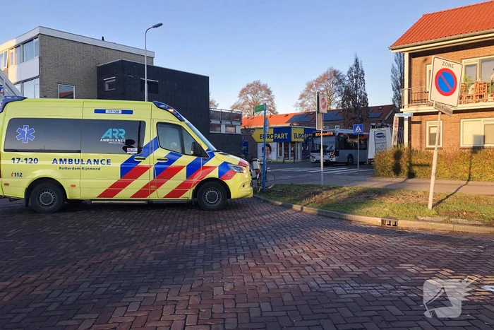 Fietser zwaargewond bij botsing met auto