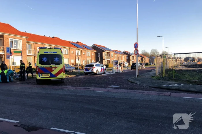 Fietser zwaargewond bij botsing met auto