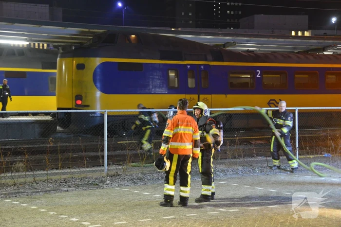 Intercity-trein vol rook op perron