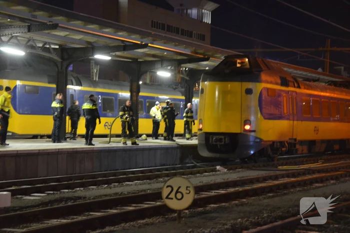 Intercity-trein vol rook op perron