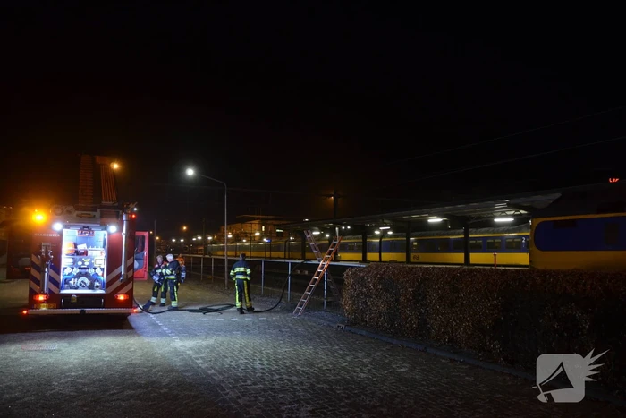 Intercity-trein vol rook op perron