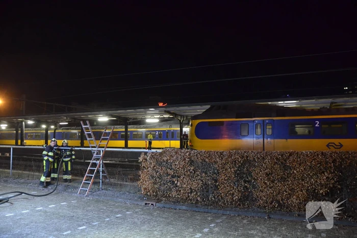 Intercity-trein vol rook op perron