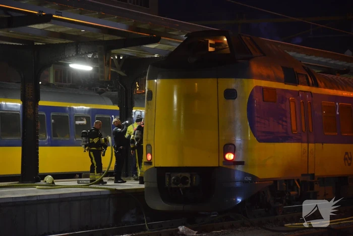 Intercity-trein vol rook op perron