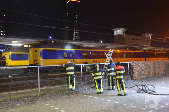 Intercity-trein vol rook op perron