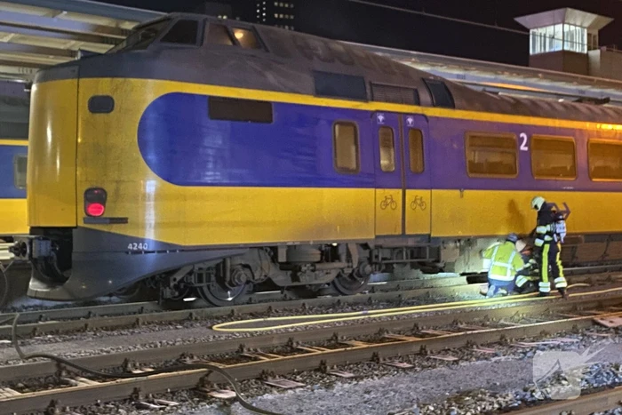 Intercity-trein vol rook op perron