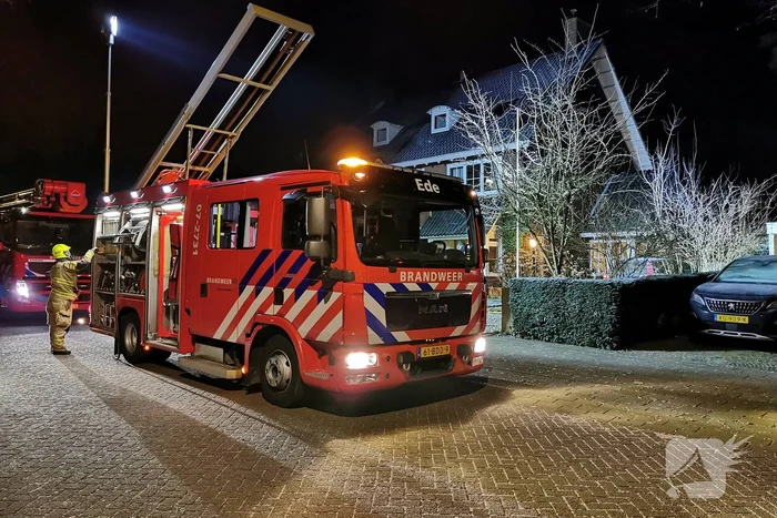 Brandweer blust brand in schuur naast woning