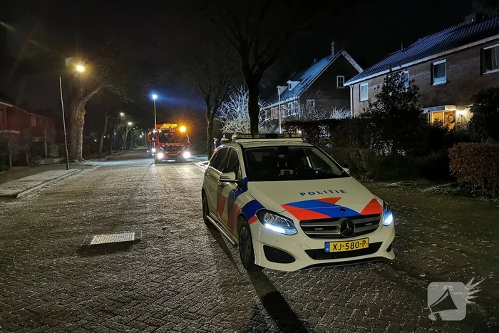 Brandweer blust brand in schuur naast woning