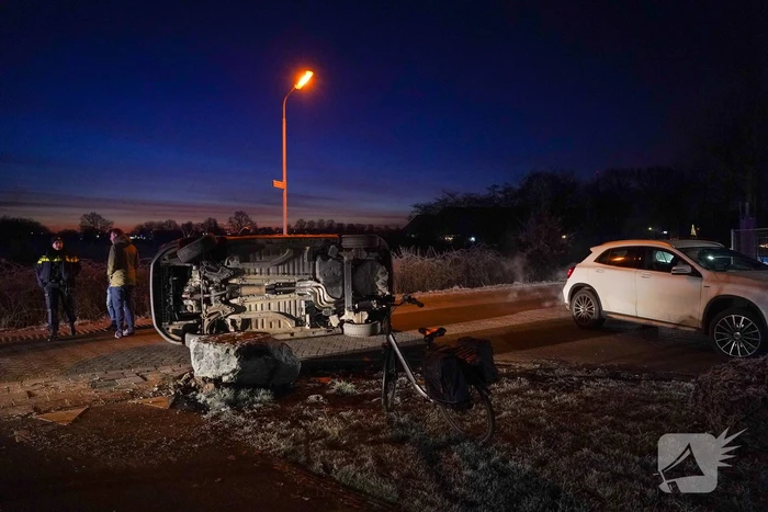 Automobilist belandt met auto op zijn kant