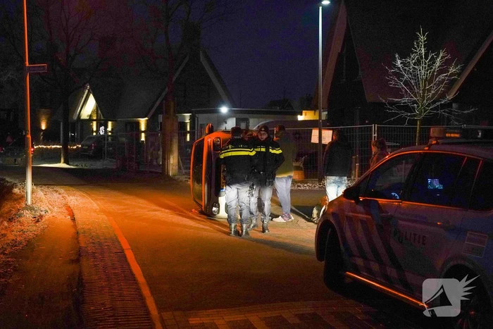 Automobilist belandt met auto op zijn kant