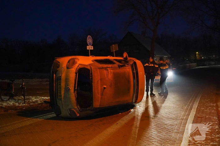 Automobilist belandt met auto op zijn kant