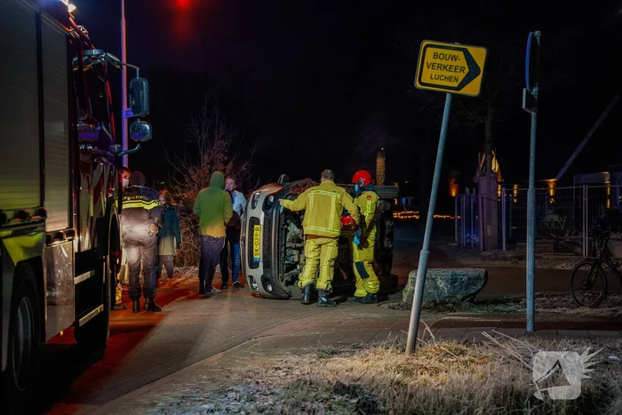 Automobilist belandt met auto op zijn kant