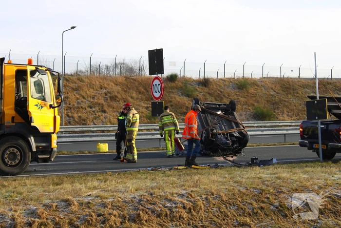 Auto slaat over de kop na botsing op pijlwagen