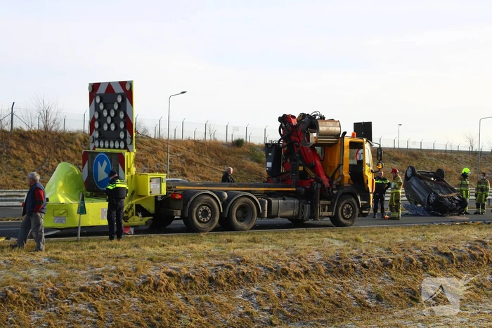 Auto slaat over de kop na botsing op pijlwagen