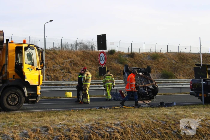 Auto slaat over de kop na botsing op pijlwagen