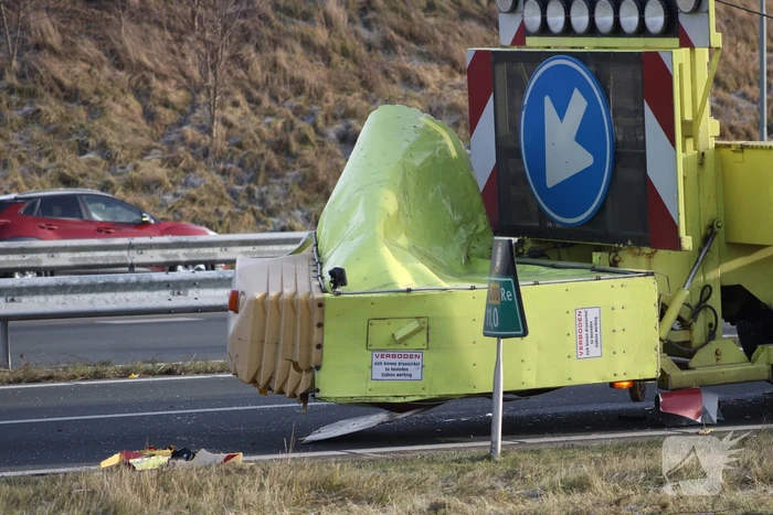Auto slaat over de kop na botsing op pijlwagen