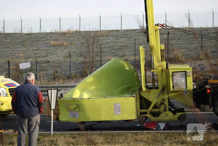 Auto slaat over de kop na botsing op pijlwagen