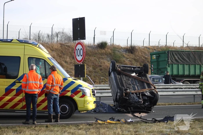 Auto slaat over de kop na botsing op pijlwagen